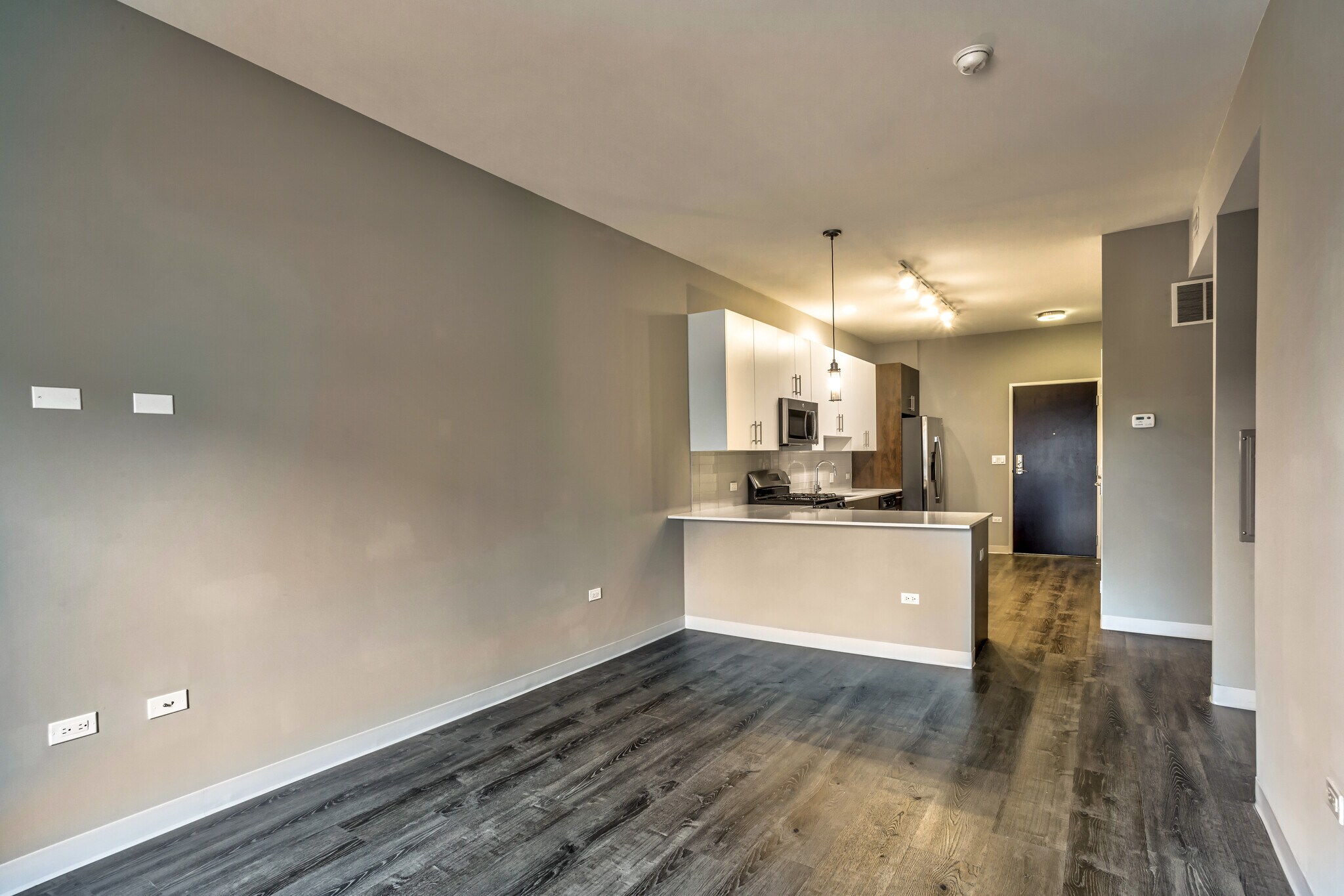 Building Photo - 842 W Grand Ave