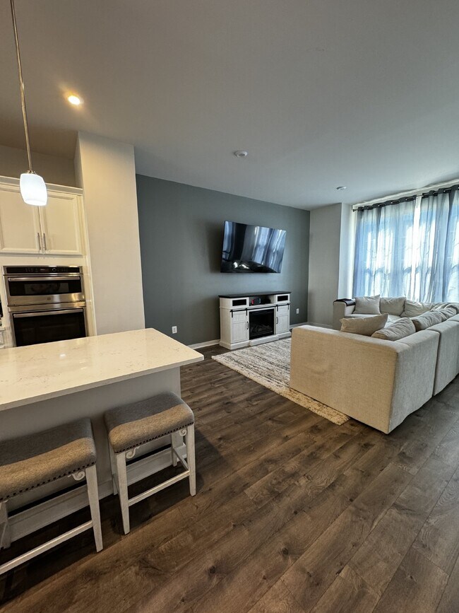 Building Photo - Luxurious 4-Bedroom Townhouse with 3.5 Bat...