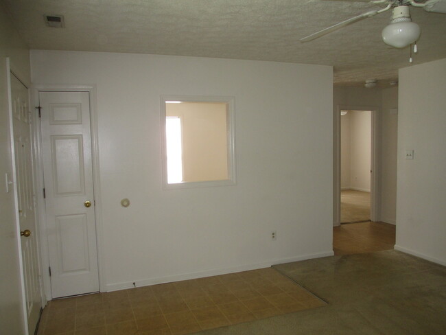 Building Photo - 2 Bedroom, 1 bath apartment - Downstairs Unit