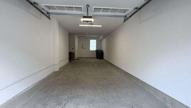 Building Photo - Modern 3BR/3BA Townhome in Prime Mountain View Location