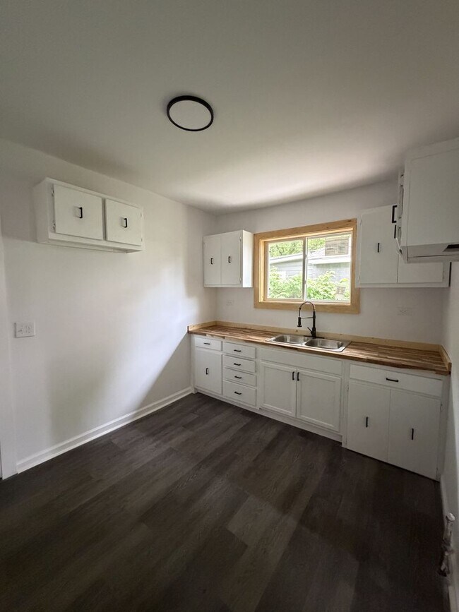 Building Photo - 2577 Selman Ave