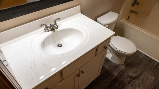 Building Photo - 423 S Park Square Dr