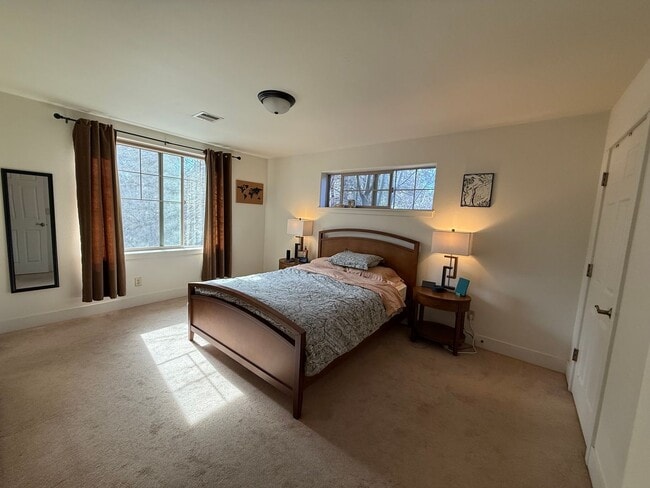 Building Photo - Beautiful 2 Bed/2.5 Bath Townhome on Bend's Westside - Shevlin Park Road