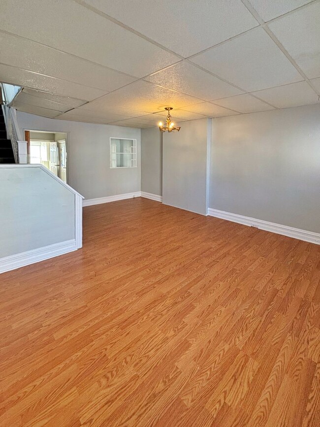 Building Photo - 3 bedroom, 1 bath Move in Ready Home featu...