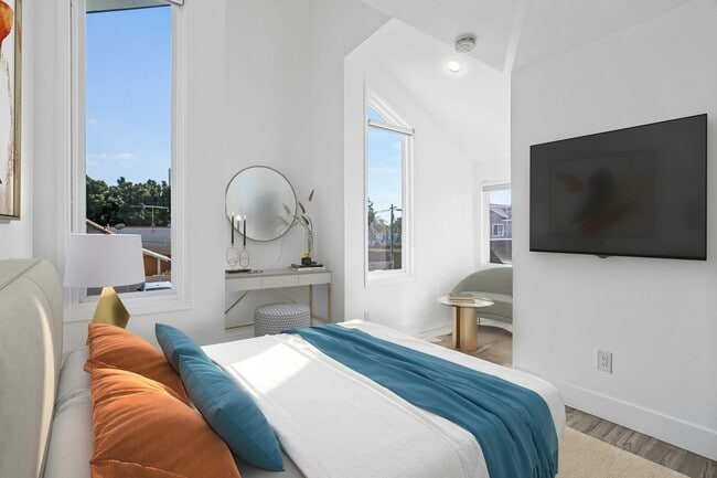 Building Photo - 850 N Van Ness Ave