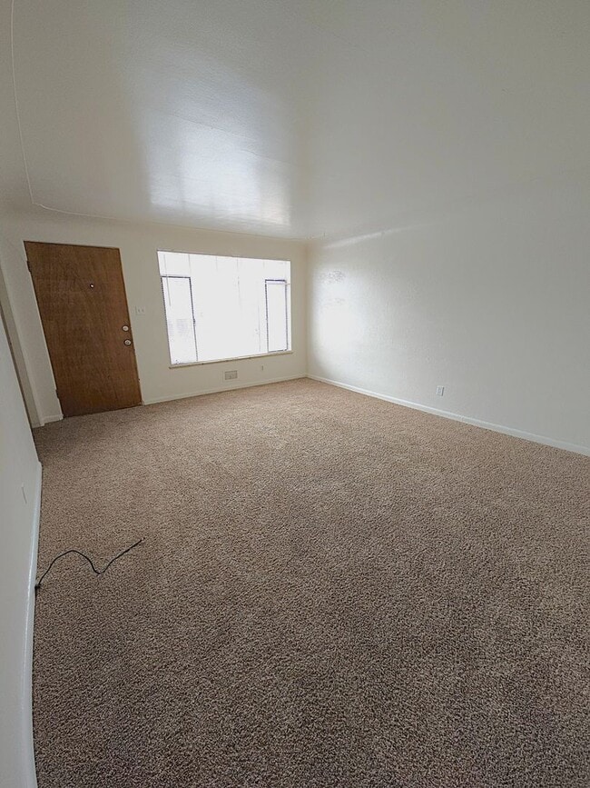 Building Photo - Bright Two Bedroom in University District-...