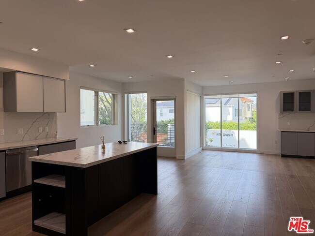 Building Photo - 9842 Vidor Dr