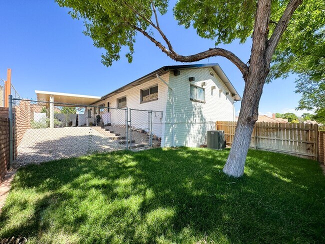 Building Photo - Unique & Fully Renovated Bloomington Home