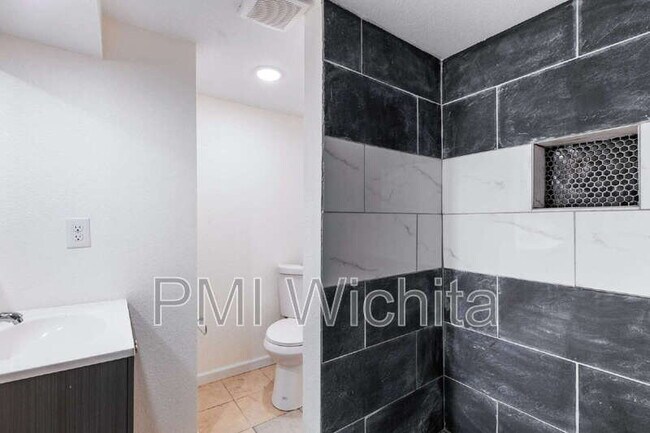 Building Photo - 1147 Inverness Dr