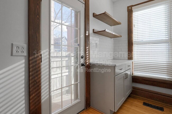 Building Photo - 317 E Kossuth St