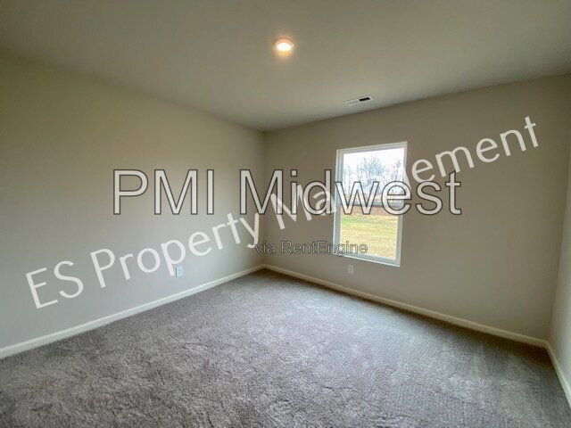 Building Photo - 2608 W Kings Cyn Dr