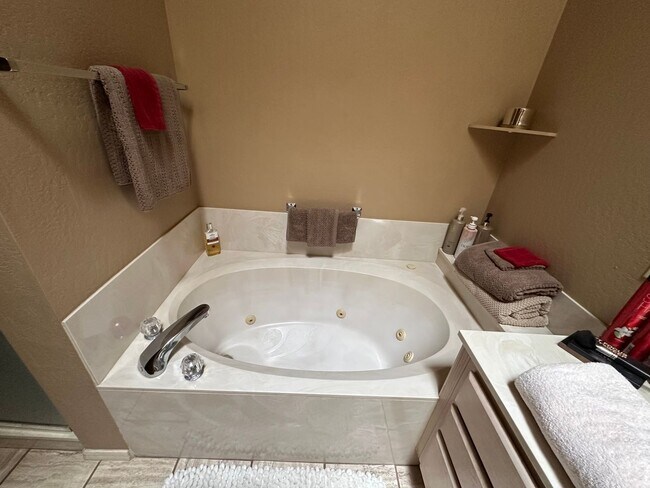 Building Photo - Beautiful two bedroom two bathroom contact...
