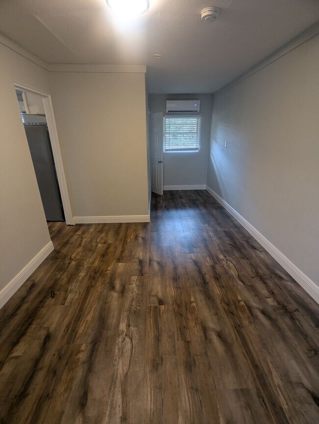 Building Photo - Charming 1 Bedroom 1 Bath Condo. Utilities included. Fury friends Welcome!