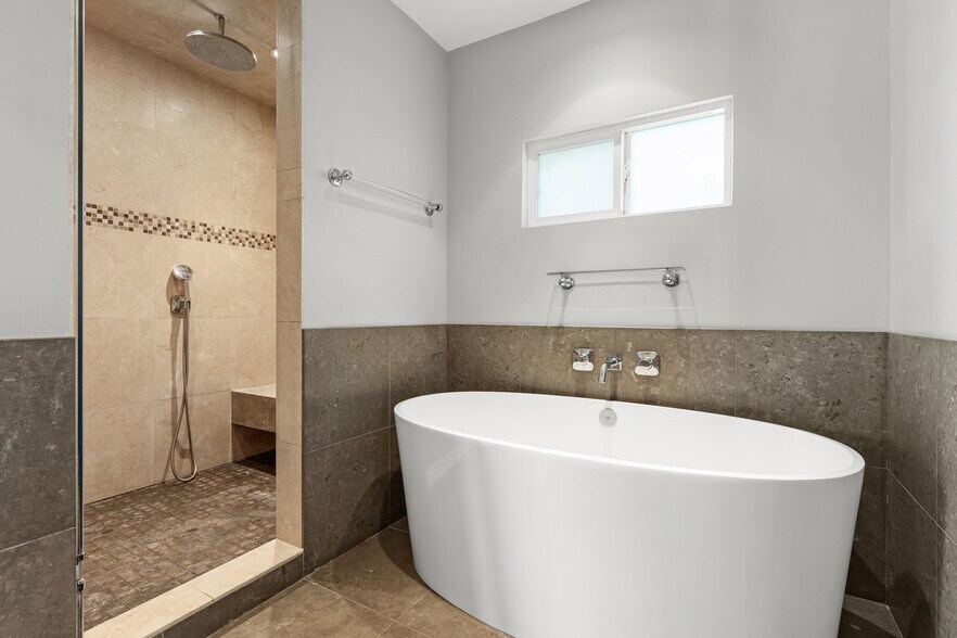 Building Photo - 2843 Lambert Dr