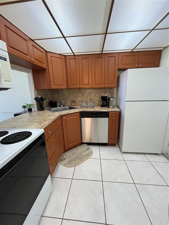Building Photo - 1817 S Ocean Dr