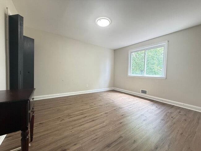 Building Photo - Four-Bedroom House in Parkville
