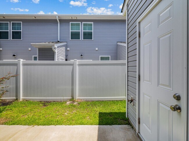 Building Photo - Townhome in Sneads Ferry