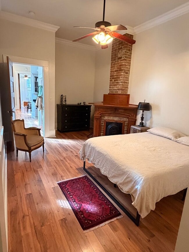 Building Photo - Gorgeous 1BD/1.5BA Uptown