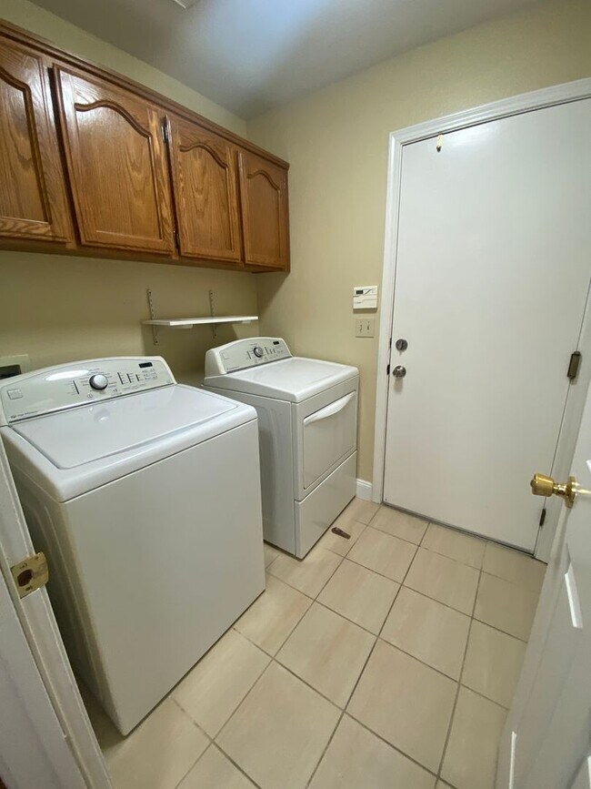 Building Photo - Pleasanton 3 Bd./2 Bath, Lots of Light, Top Rated Schools, Close to 580/680, Shopping & Restaurants
