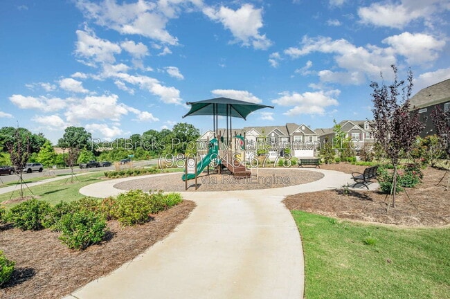 Building Photo - 4053 Lawnview Dr