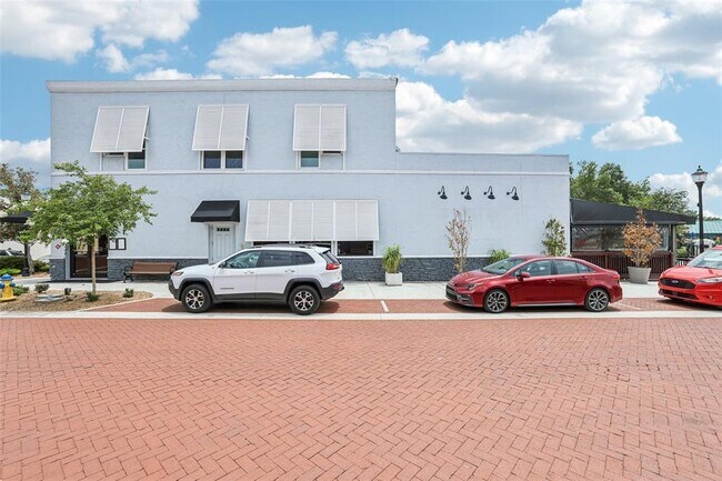 Building Photo - 801 W Montrose St