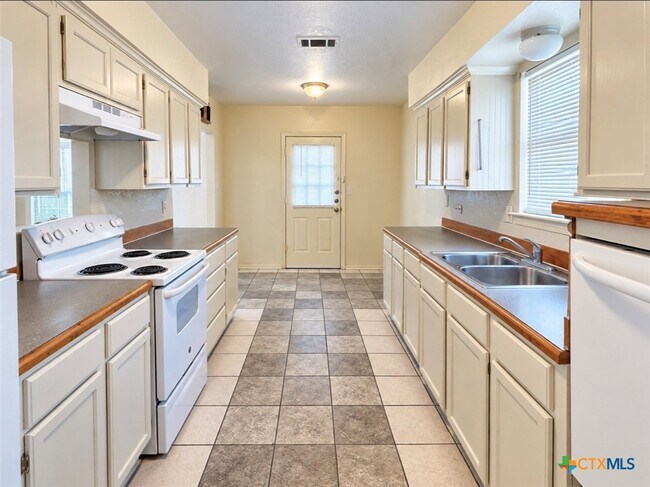 Building Photo - 2204 Lazy Ridge Dr