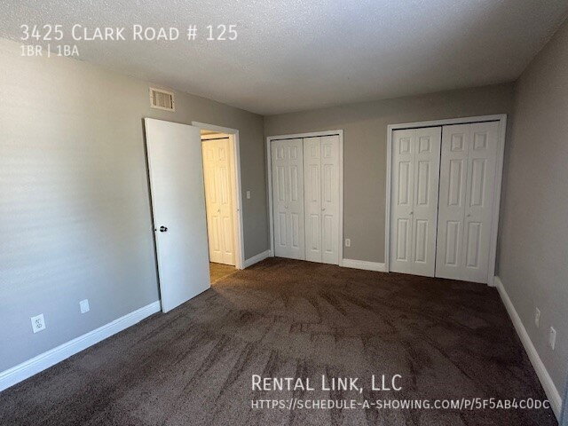 Building Photo - Spacious condo with a private patio, pool,...