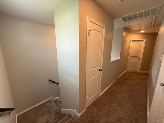 Building Photo - Move in Ready 3 Bedroom Two-story Home