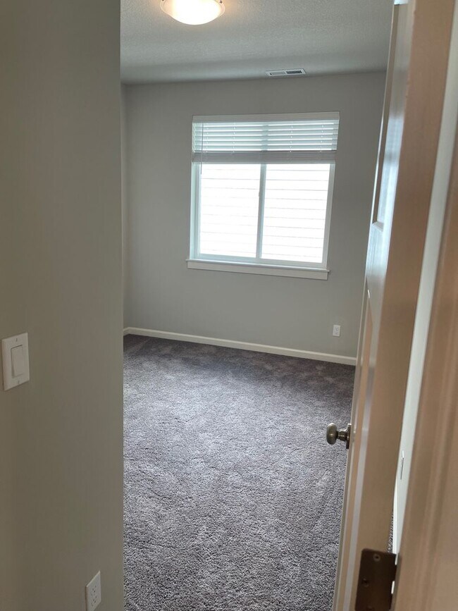 Building Photo - 2091 Legacy Hts Dr SE