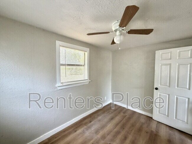 Building Photo - 905 N Owalla Ave