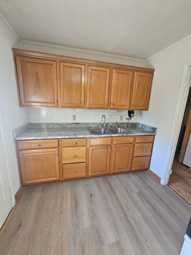 Building Photo - 418 Palm Dr S