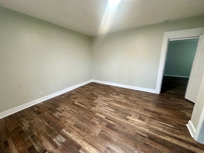 Building Photo - 3 Bedroom, Main Level Primary Bedroom