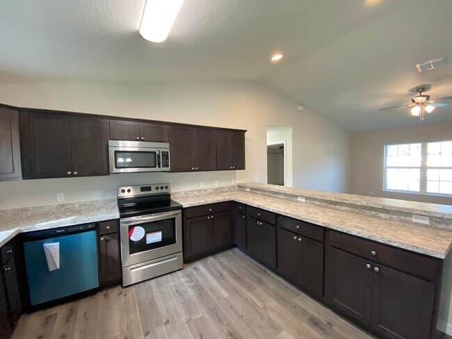 Building Photo - Custom Home - Desirable SE Ocala Neighborhood 3/2/2 **Won't Last**