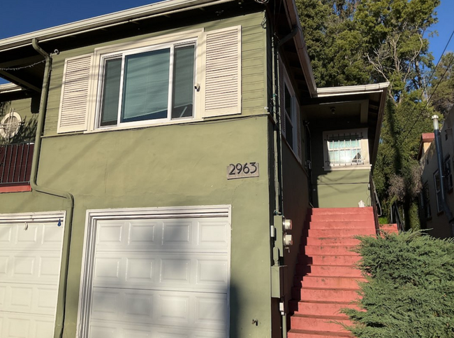 Building Photo - 2 bedroom 1 bath Duplex unit w/remodeled k...
