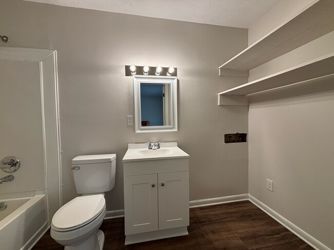 Building Photo - 1313 Ireland Dr