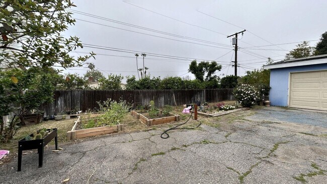 Building Photo - Spacious 4 Bedroom, 3 Bathroom Redlands Home!