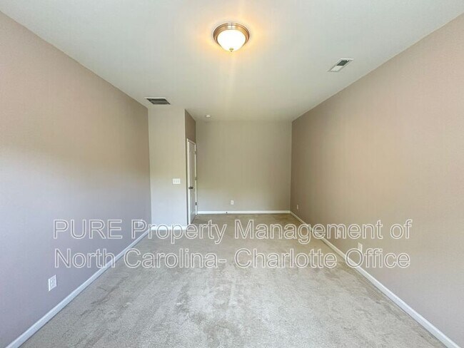 Building Photo - 3520 Larkhaven Ave SW