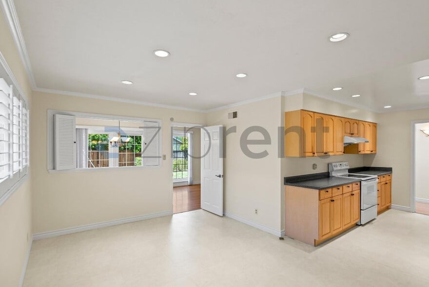 Building Photo - Unit n/a