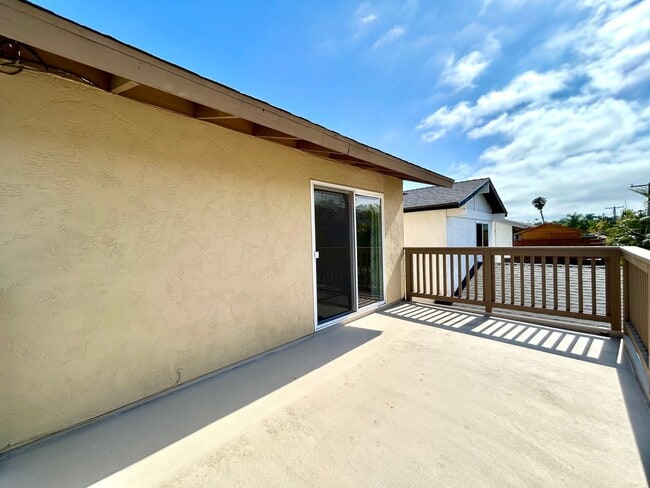 Building Photo - Stunning 3 Bed/3.5 Bath with Panoramic Views!