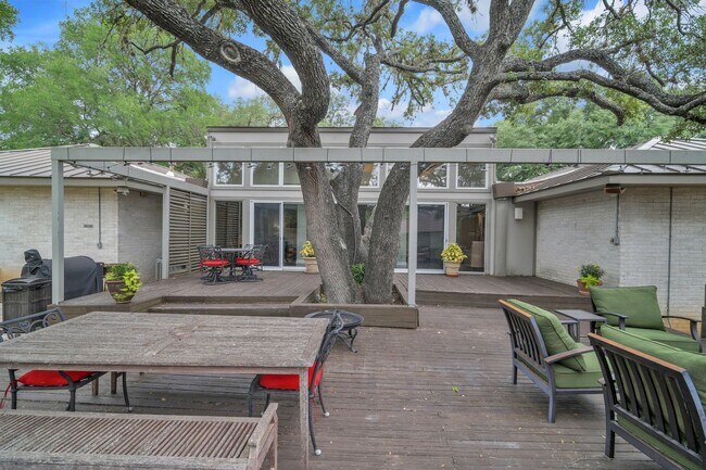 Building Photo - CHARMING 5 BDRM HOME IN CASTLE HILLS!!