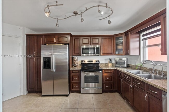 Building Photo - 1351 NE Miami Gardens Dr