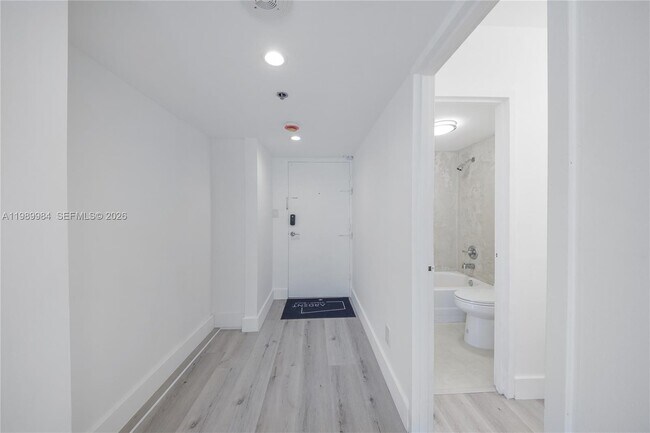 Building Photo - 100 Lincoln Rd