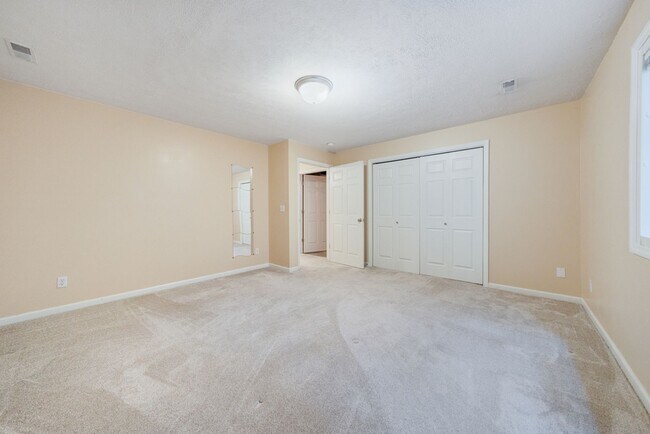 Building Photo - 4 Bed / 3 Bath ranch home