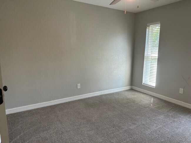 Building Photo - 625 Elm St