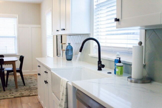 Building Photo - Fully Furnished Mid-Term Rental with Utilities Included!!