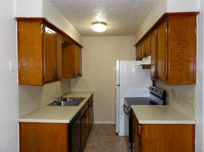 Building Photo - 6405 NW Oak Ave
