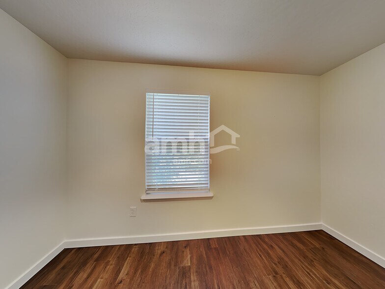 Building Photo - 4581 N Park Crossing Ave