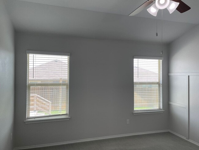 Building Photo - Available Now | Modern Single-Story 3 Bed, 2 Bath | Separate Office/Den | Big Yard | Pet Restrict...