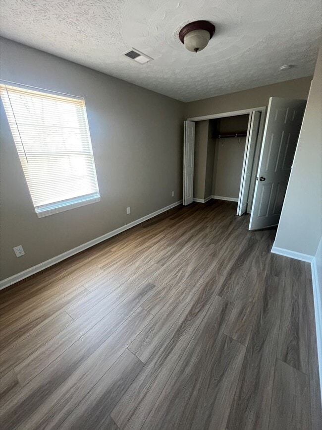 Building Photo - Spacious 2-Bedroom Townhouse with Garage