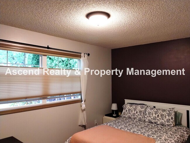 Building Photo - Ideal Hillsboro Location 2 Level Home with...